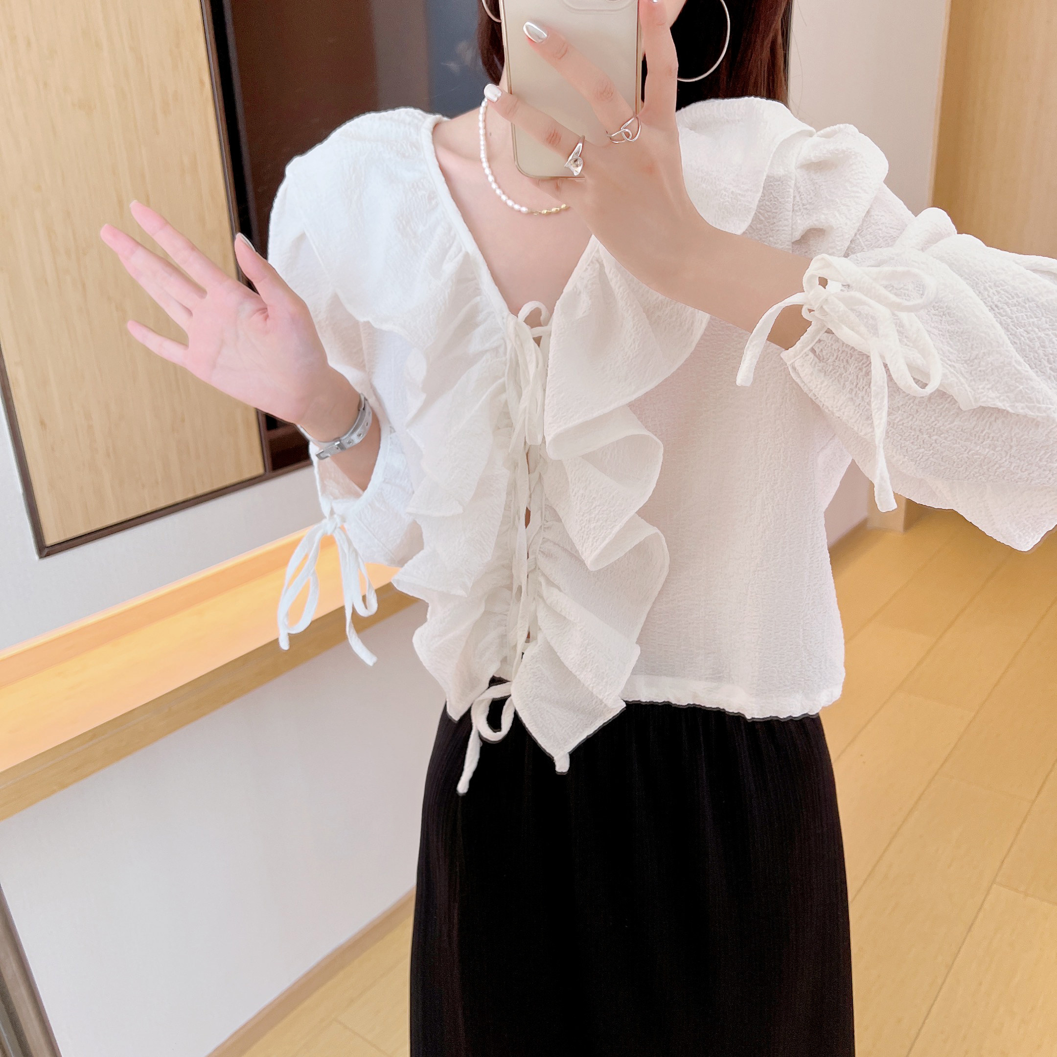 Taobao model photography hotel scene shooting selfie style headless style women's T-shirt sweater bottoming shirt net red style