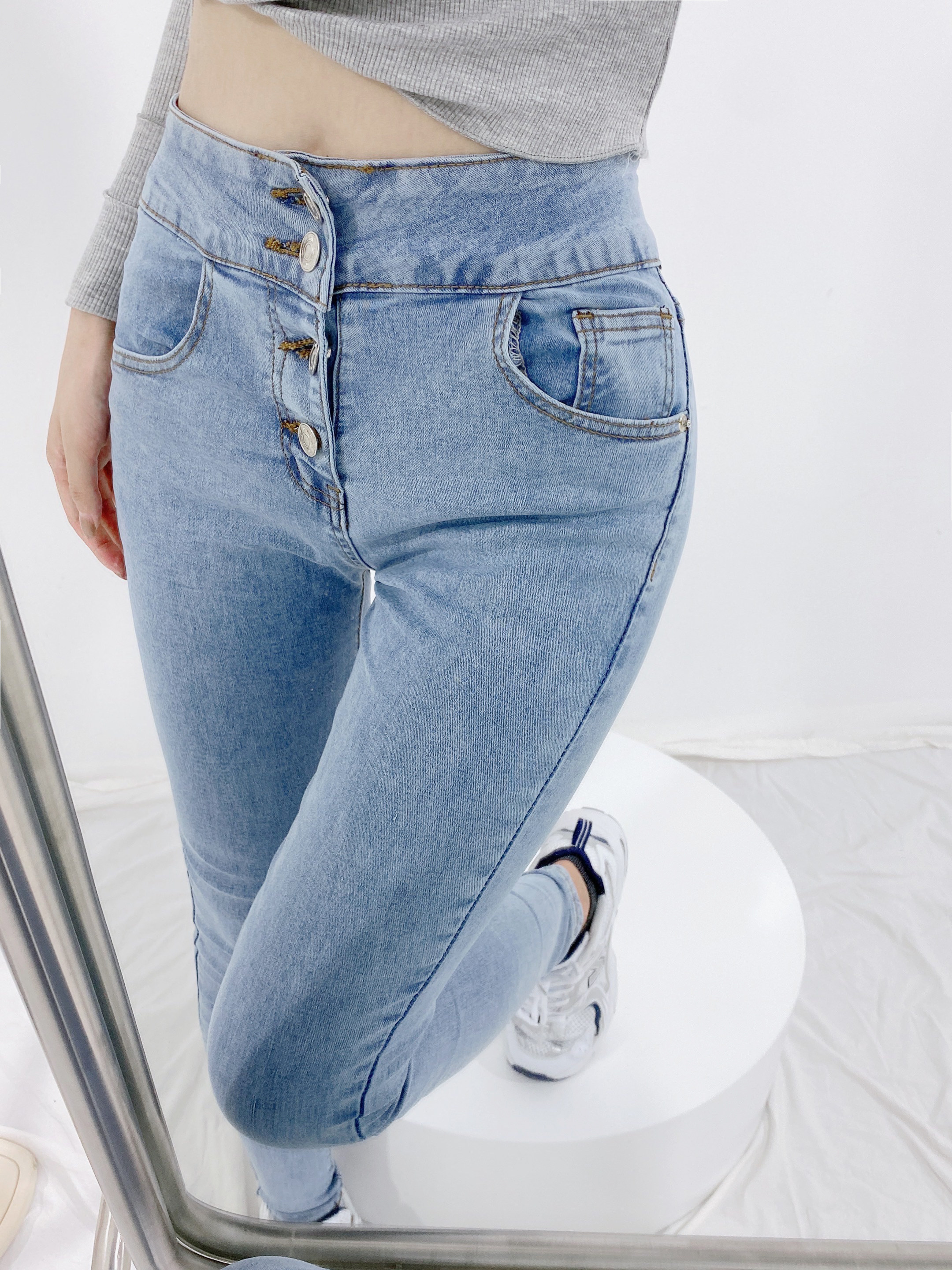 Taobao women's model headless wind to the mirror selfie wind photography Zhang Xiaonan home style jeans sweatpants shooting