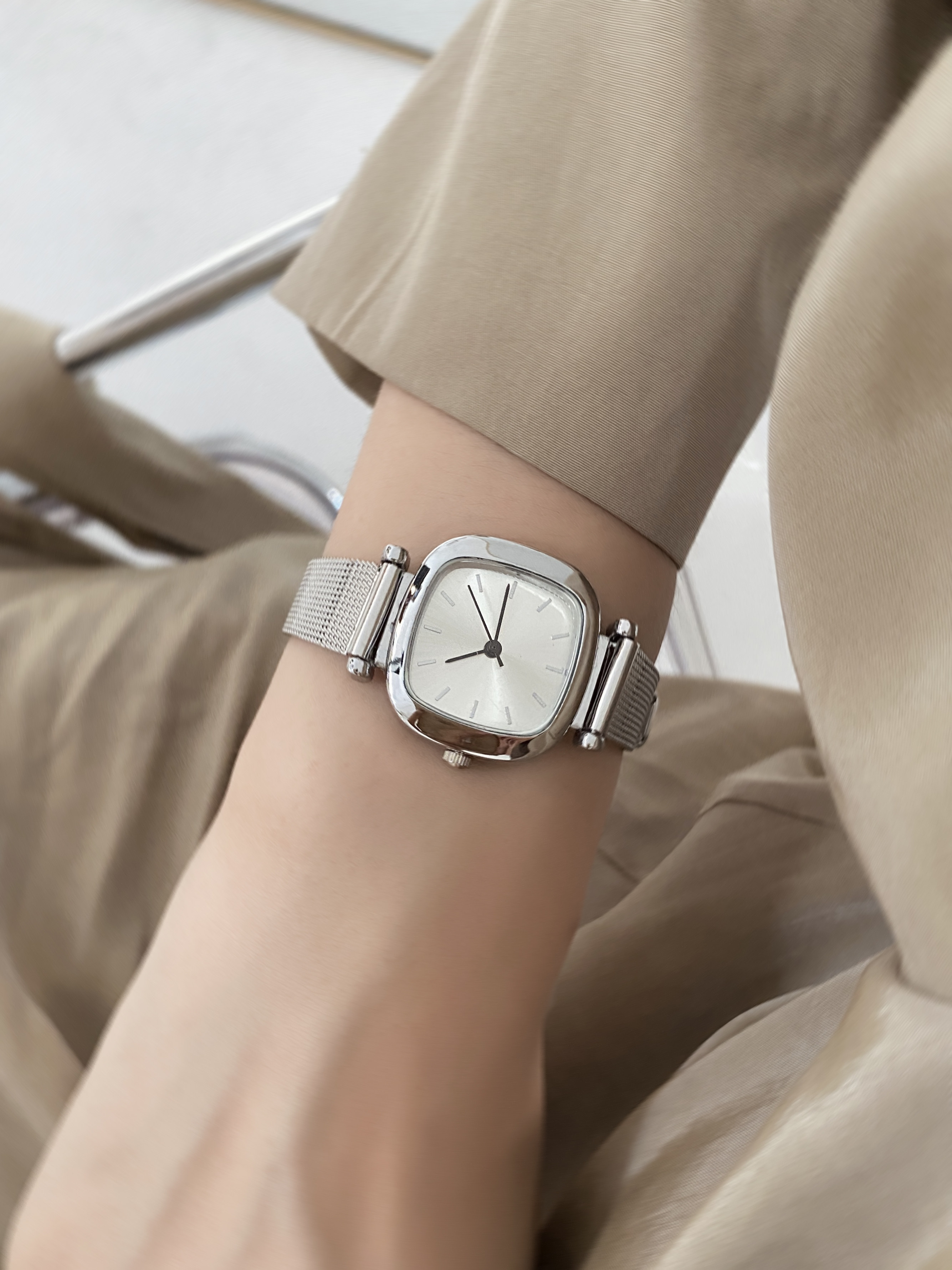 Taobao photography simple high-end jewelry photography watch jewelry model chart with still life shooting service