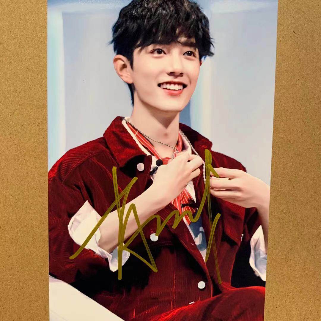 Xiao fight pro-pen signature photo surrounding Shaw War Wang Yibo with the same pro-sign postcard to send friends gifts