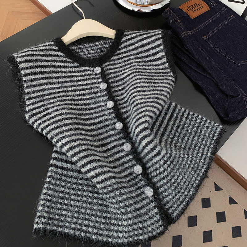 Niche High-End Color-Block Striped Knit Vest Cardigan for Women, Autumn and Winter Vintage Simple Layered Sleeveless Top Niche High-End Color-Block Striped Knit Vest Cardigan for Women, Autumn and Winter Vintage Simple Layered Sleeveless Top