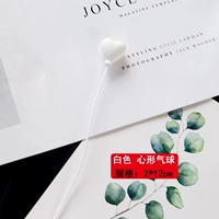 Белый воздушный шар в форме сердца