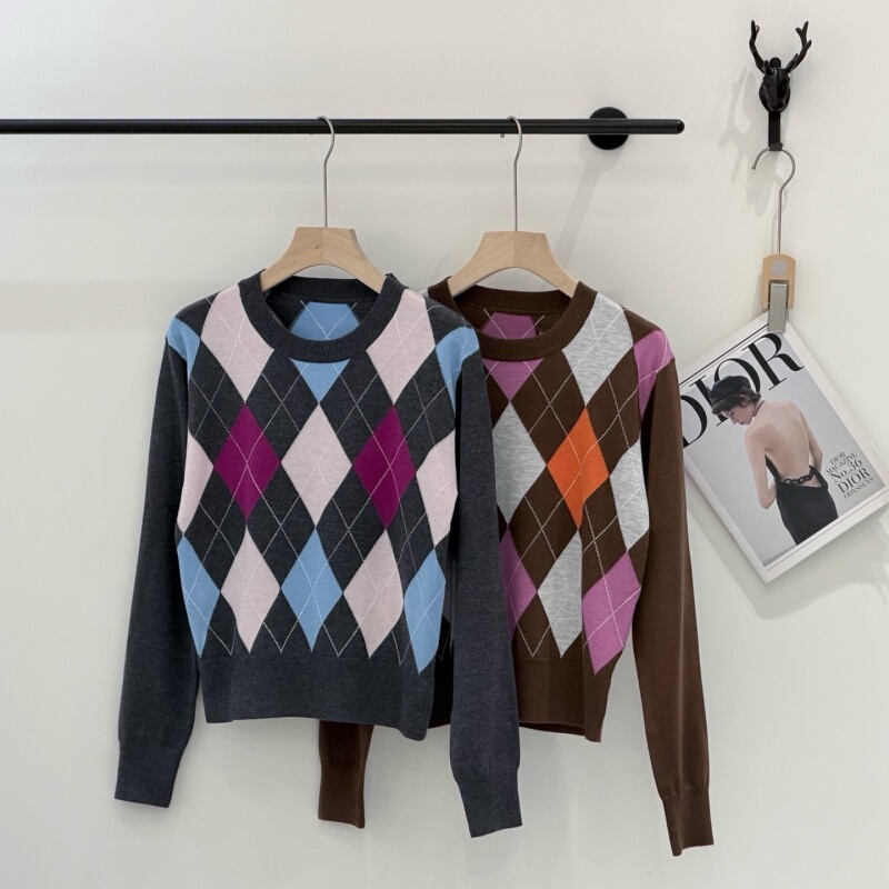 British Retro Color-Blocked Diamond-Patterned Round-Neck Knit Sweater for Women, Autumn Thin Slim-Fit Short Pullover College Style Base Sweater British Retro Color-Blocked Diamond-Patterned Round-Neck Knit Sweater for Women, Autumn Thin Slim-Fit Short Pullover College Style Base Sweater