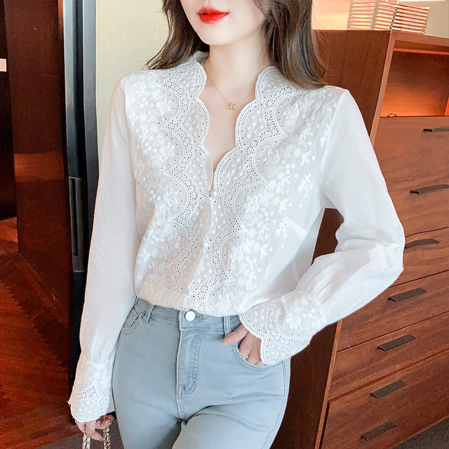 White lace shirt women's long-sleeved 2023 spring new sweet and age-reducing foreign style thin bottoming shirt top tide