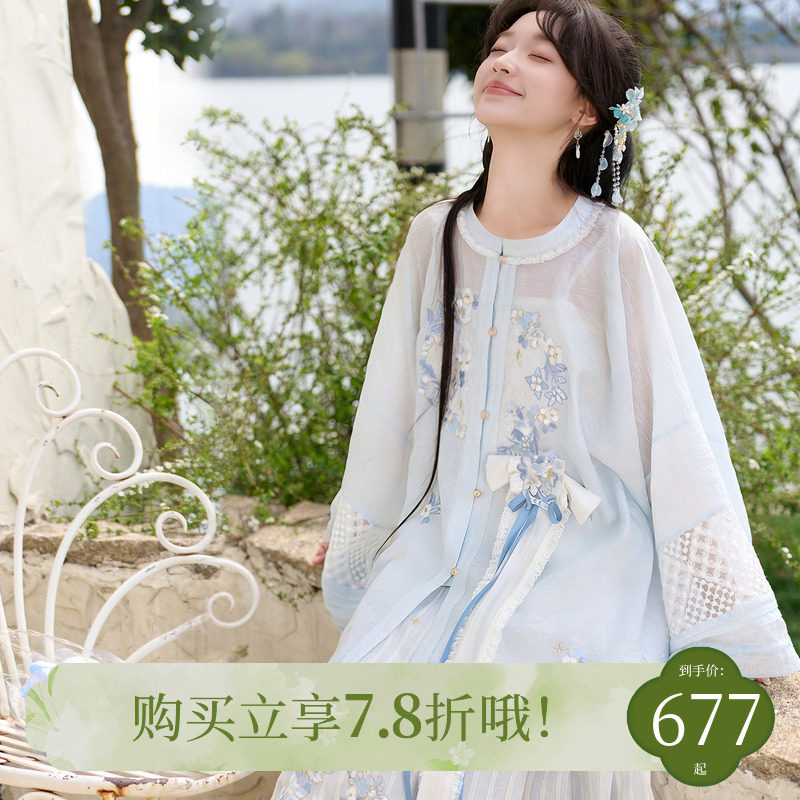 13歳の小斗口児（南鳳英）は、テンセル素材の前開きシャツ、水色の伸縮性のある馬面スカート、明代漢服セットを着用している。