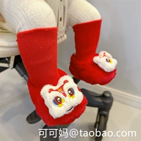 Белый белый льв на красном фоне