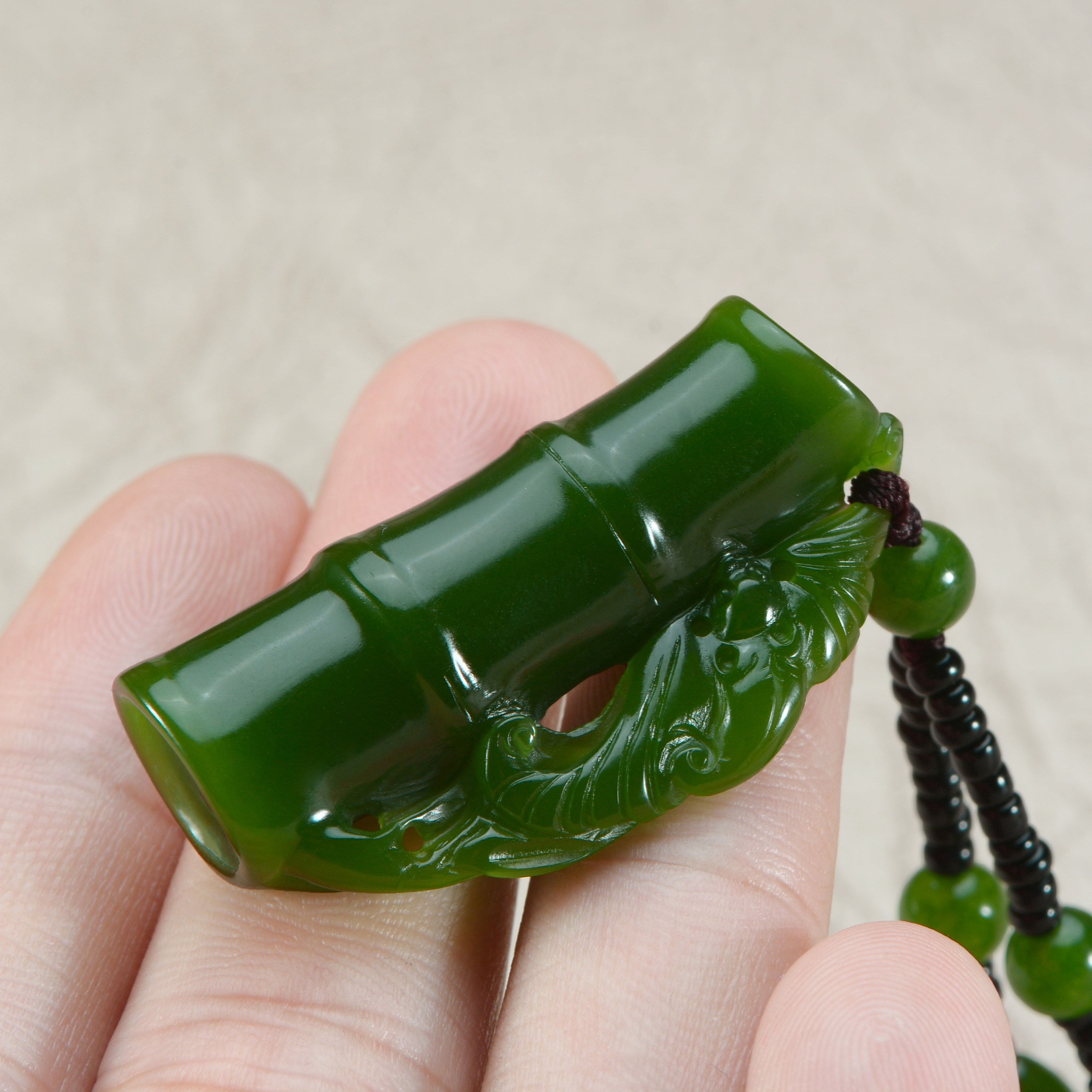 And Tian Yubei jade spinach green and old material walking high up pendant with high hanging pendant female wool coat necklace pendant bamboo pole
