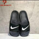 NIKESWOOSH Quan Zhilong ສີດໍາແລະສີຂາວຂະຫນາດໃຫຍ່ hook logo ສີດໍາສີບົວ mandarin duck slippers 312618-011