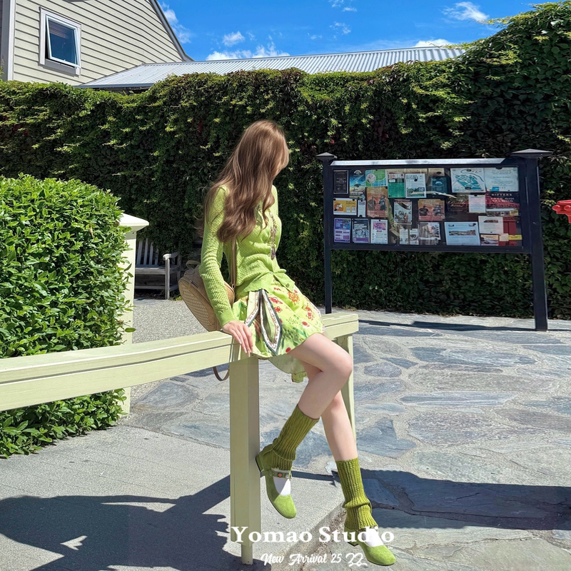 Early Spring Travel Outfit in Sichuan, Yunnan, and Dali: Green Dopamine Knit Top and Floral Skirt Two-Piece Set