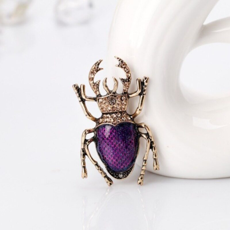 Fashionable and unique European and American retro beetle brooch, versatile women's rhinestone insect corsage, simple clothing accessory pin.