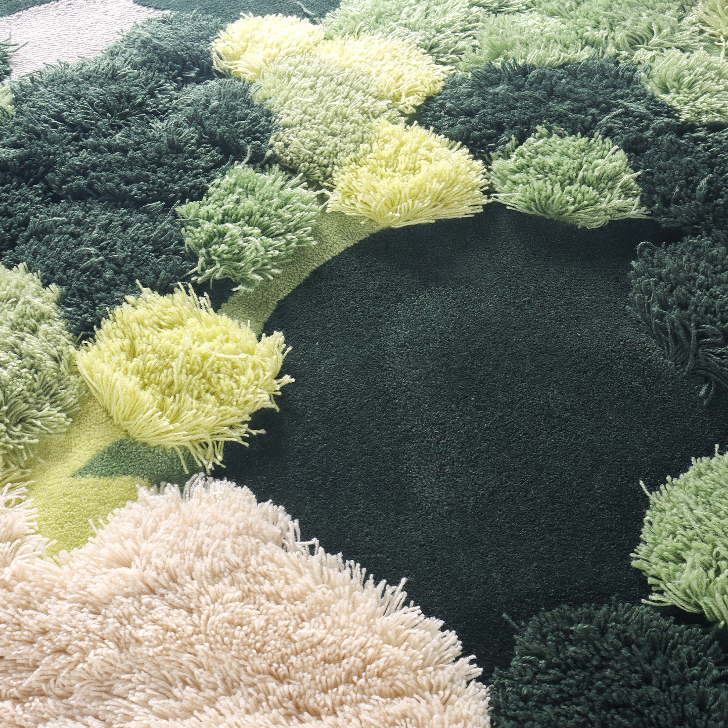 2026年流行趋势：如何选择适合户外草坪、阳台花园和幼儿乐园的苔藓地毯？