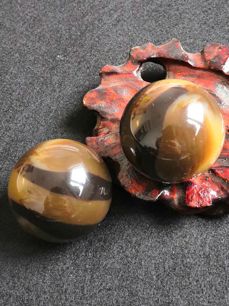 Handball training. Use the ball player to solve the old man's problem.