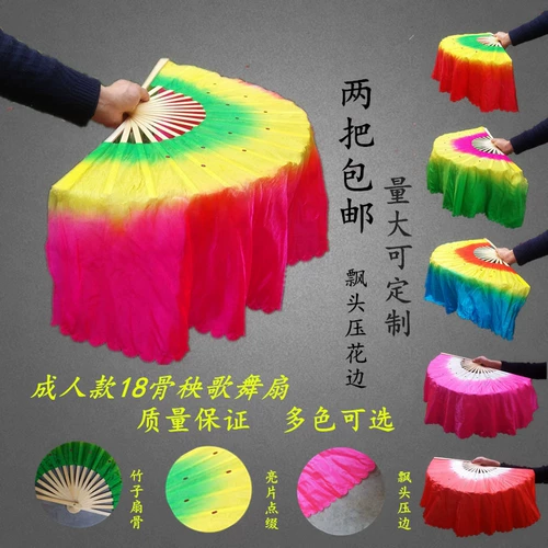 Три -коррор постепенно становятся взрослыми, скручивающими янга -квадратный фанат танце