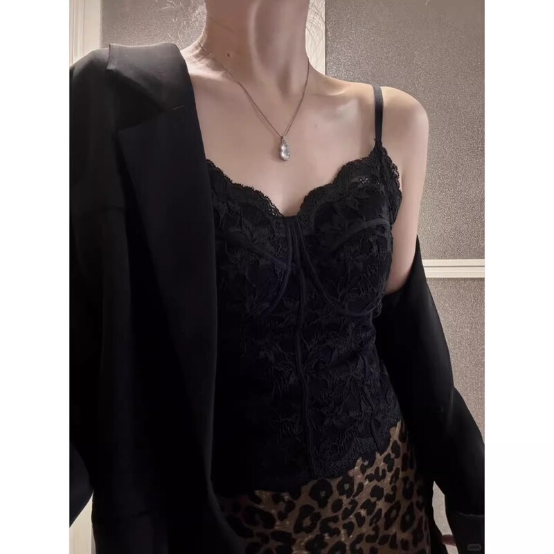 French-Style Black Lace Camisole with Built-In Bra Pads for Women, Perfect for Layering under Suits in Spring and Autumn
