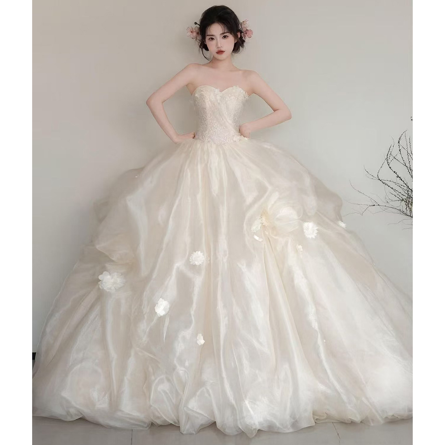 優美な軽やかなウェディングドレス、華やかな卒業式や成人式用のイブニングドレス、高級なストラップレスのモーニングローブ、誕生日パーティーの司会者用プリンセスドレス