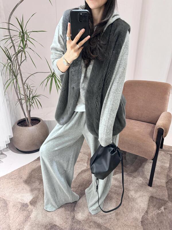 Newly Imported Velvet Mink Vest Mid-Length V Neck Mink Fur Outwear Vest Mink Outwear Women's Whole Mink Newly Imported Velvet Mink Vest Mid-Length V Neck Mink Fur Outwear Vest Mink Outwear Women's Whole Mink