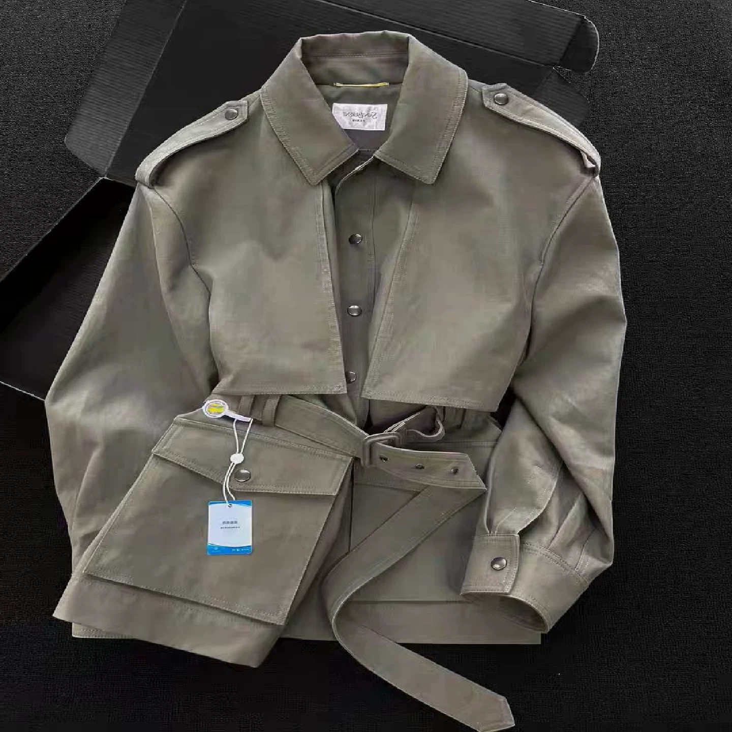 The counter has withdrawn the cool, unique, chic and good-looking olive green trench coat, Korean style early autumn top for small people