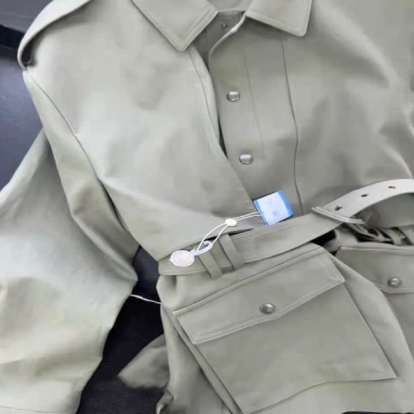 The counter has withdrawn the cool, unique, chic and good-looking olive green trench coat, Korean style early autumn top for small people