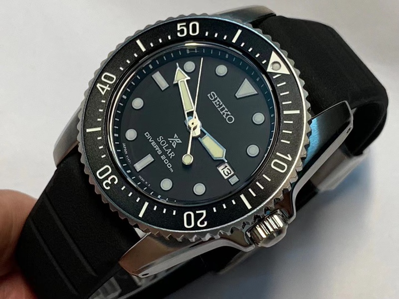Japanese Seiko Solar-Powered Diving Watch for Men, Diameter 38.5mm, Sapphire Glass, Waterproof, 200m Swimming