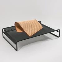 Раскладная кровать Delhi с черным подлокотником и ковриком