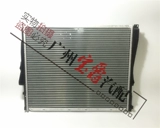 Применимо к BMW 3 Series E46 Танк с водой 318 холодильник 320 Радиатор 325 Охлаждающий резервуар для воды 330 Танк 335