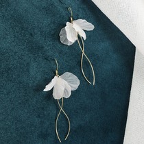 Fan-style white Yonsei petal Earrings 2024 New tide-gas long-flow sueared elegant ear line