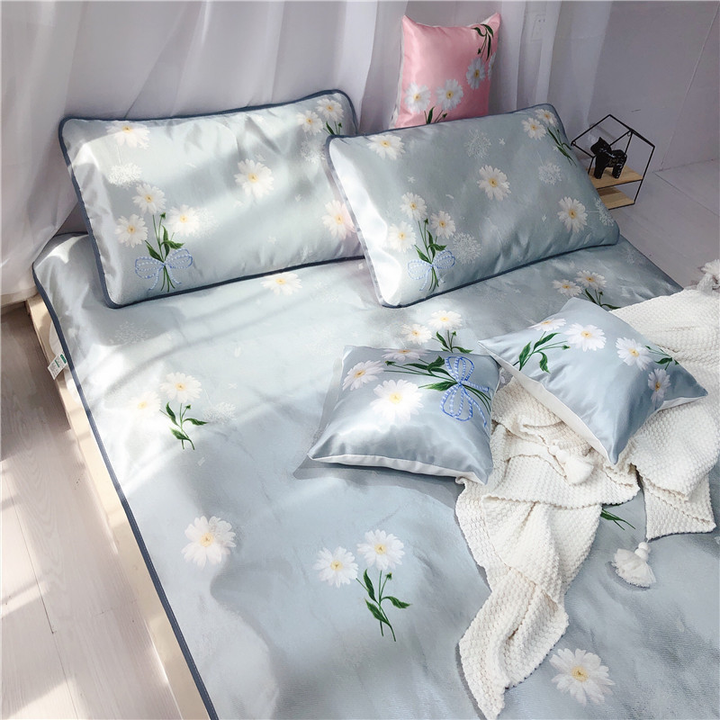 Màu sắc thật đẹp! Ins girl cúc nhỏ mát lạnh băng lụa mat điều hòa ghế mềm 0,9 / 1,2 / 1,5 / 1,8 m - Thảm mùa hè đệm nước chống loét