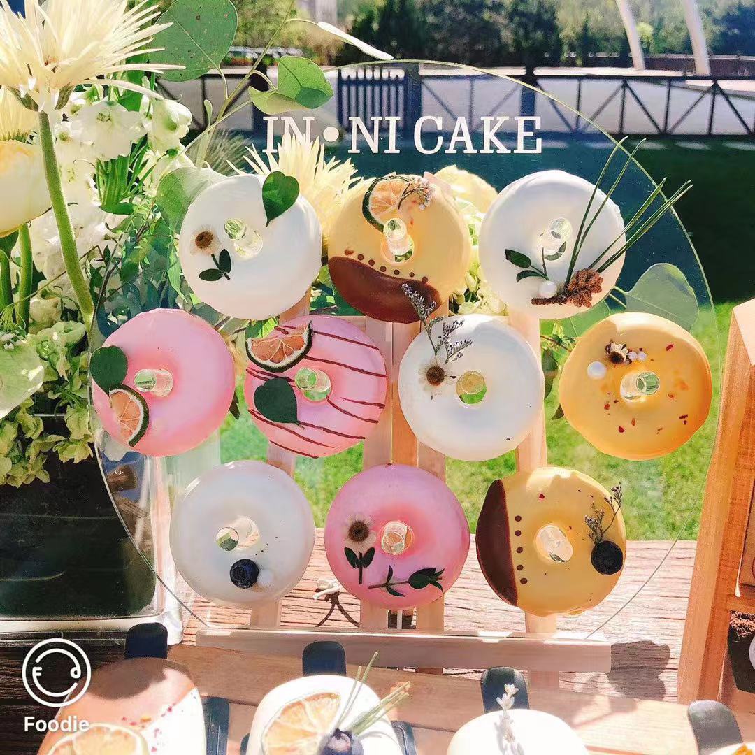 Acrylic Doughnut Show Board Wedding Dessert Table Clothing Finishing Package Shop Products Display Egg Pastry Wood Shelf Swing Table