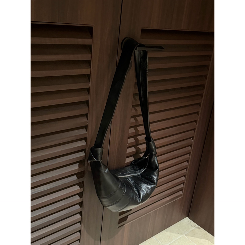 8.18/ "Reincarnation Three Years Edition" First-Layer Cowhide Croissant Bag with Crossbody Zipper, Versatile and Extremely Fashionable 8.18/ "Reincarnation Three Years Edition" First-Layer Cowhide Croissant Bag with Crossbody Zipper, Versatile and Extremely Fashionable