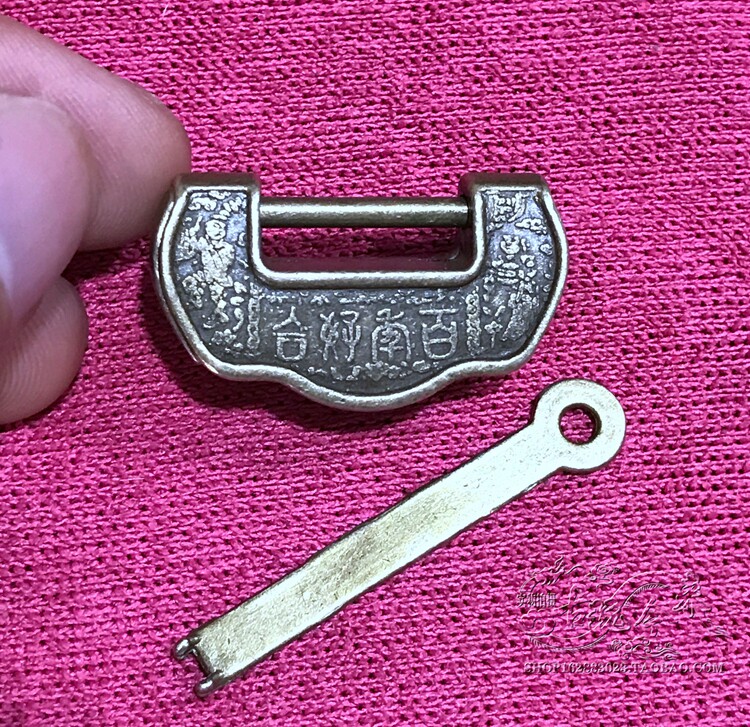Antique lock bronze lock Chinese style retro head old small copper lock bolt lock engraving horizontal open padlock small number of good fit
