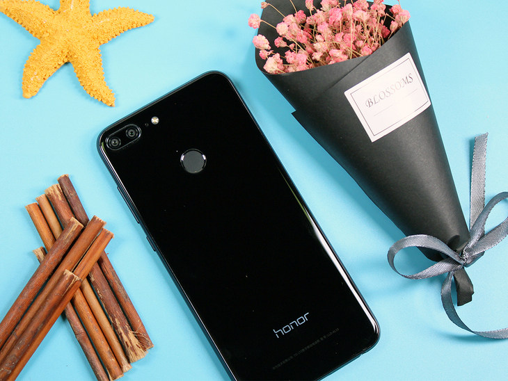 四镜头千元全面屏 手机荣耀9青春版评测