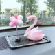 Sáng tạo dễ thương flamingo trang trí xe phụ kiện xe lông bên trong bảng điều khiển trung tâm cá nhân trang trí bong bóng - Ô tô nội thất Accesseries đệm ghế ô tô