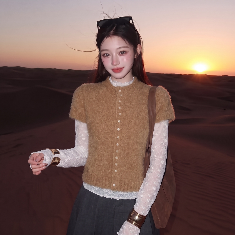 Korean-Style Soft Loop Yarn Short-Sleeved Knitted Vest for Women, Autumn Layered Design, Slimming and Elegant Sweater Jacket Korean-Style Soft Loop Yarn Short-Sleeved Knitted Vest for Women, Autumn Layered Design, Slimming and Elegant Sweater Jacket