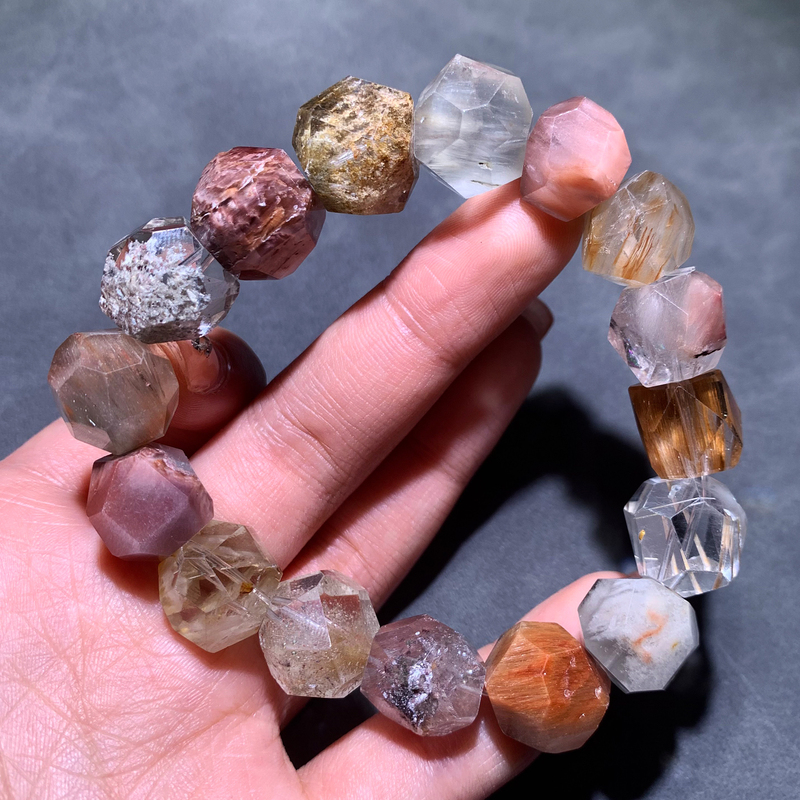 Natural Ice-Clear Rabbit Fur Ghost-Shaped Single-Circle Crystal Bracelet with Smooth Colored Hair Crystal Ghost Bead Jewelry Gift for Couples