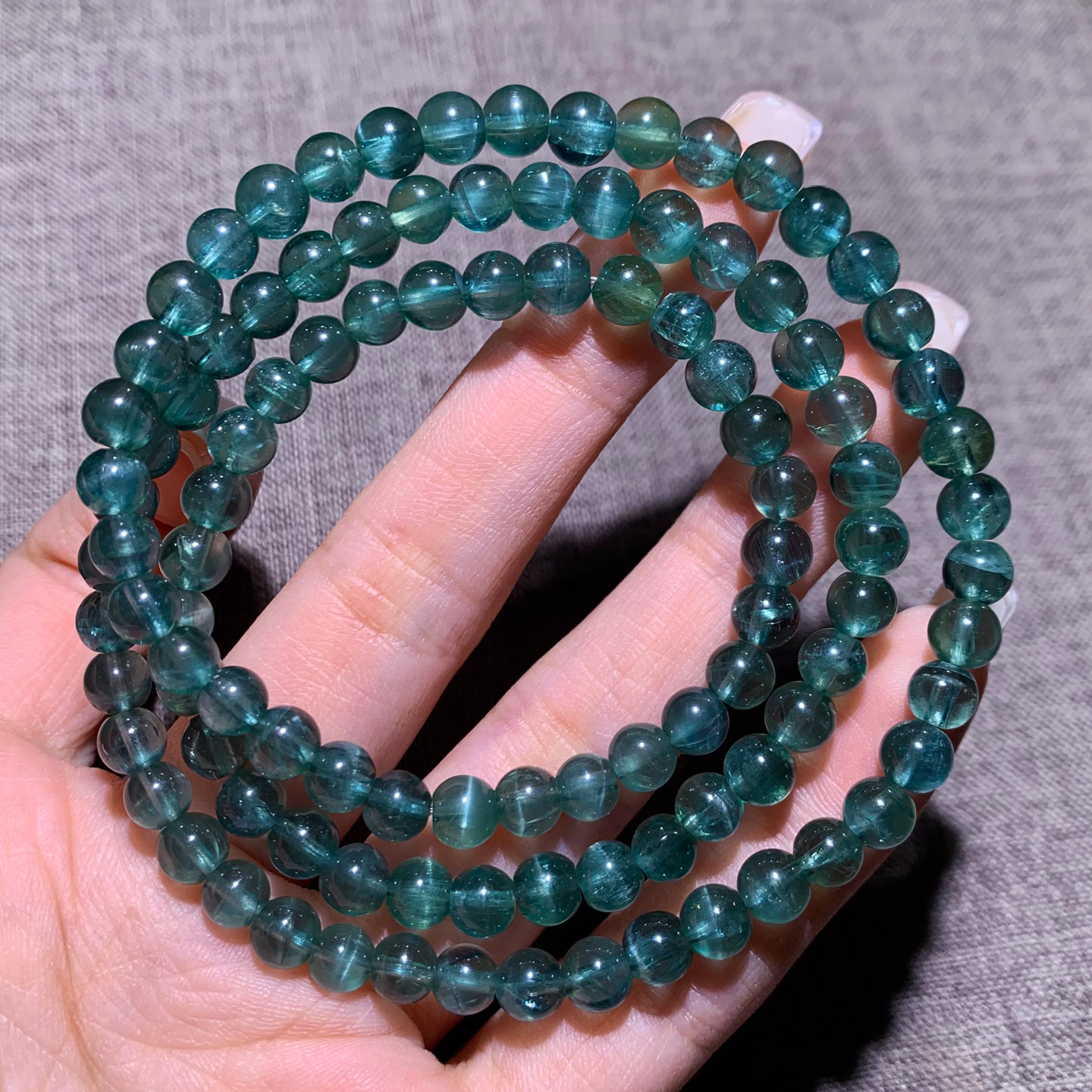 天然の半透明アパタイトを使用した3連ブレスレット。つや消しクリスタル、青緑色のフルオロアパタイトがあしらわれ、男女問わずギフトとして最適です。