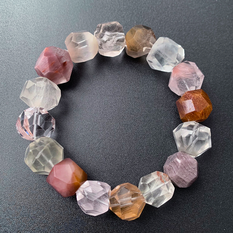 Natural Ice-Clear Rabbit Fur Ghost-Shaped Crystal Single-Circle Bracelet with Smooth Colored Hair Crystal Ghost Bracelet Jewelry Gift for Men and Women