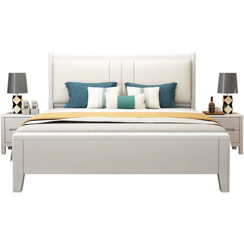 Белая северная европейская кровать с твердым деревом.