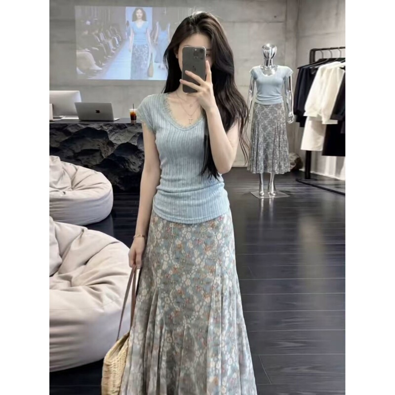 Korean-Style Blue Lace V-Neck Ice Silk Knitted Short-Sleeve T-Shirt for Women, Summer 2026, Super Trendy, Age-Reducing, Slim-Fit, Regular Shoulder Top