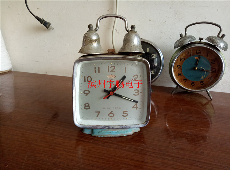 Mechanical alarm clock Small alarm clock Old mechanical clock alarm clock nostalgic 50s and 80s old objects Folk old objects