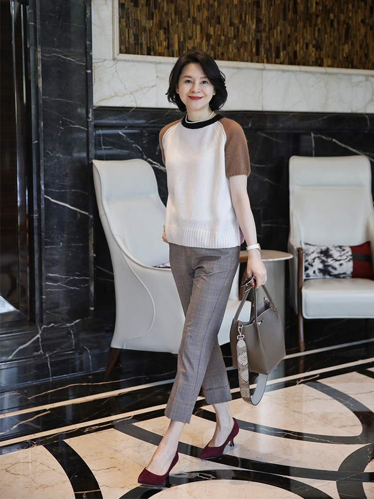 I am Capricorn Absolutely beautiful contrast big brand sense dye 100 cashmere spring and summer can wear a crewneck short-sleeved knit shirt