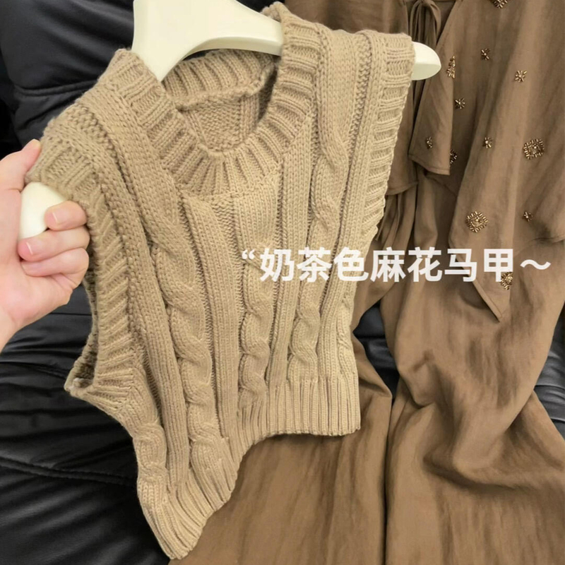 Huxiazi Recommends! Milk Tea Color Retro Braided Wool Knit Vest for Women, Early Autumn Sleeveless Layering Sweater