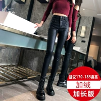 Три пуговицы плюс бархат – дополнительная длина.