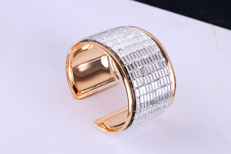 Trang trí vòng tay rộng nữ cường điệu thời trang cá tính toàn kim cương mở vòng tay cá tính Hàn Quốc mùa thu và áo len còng vòng tay gỗ trầm hương