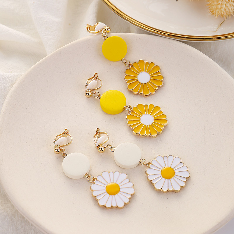 Small Zou chrysanthemum earrings Korean temperament Super fairy long version flower girl personality Joker Net red ear clip without ear hole female