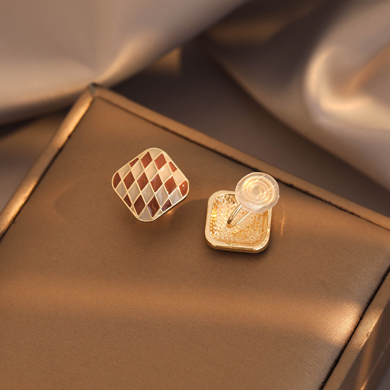 Temperament Earrings Spring Summer Advanced Sensation Light Luxury Unique Design Small Crowdsourced Geometric Chessboard Lattice Mosquito Incense Pan Without Ear Clip