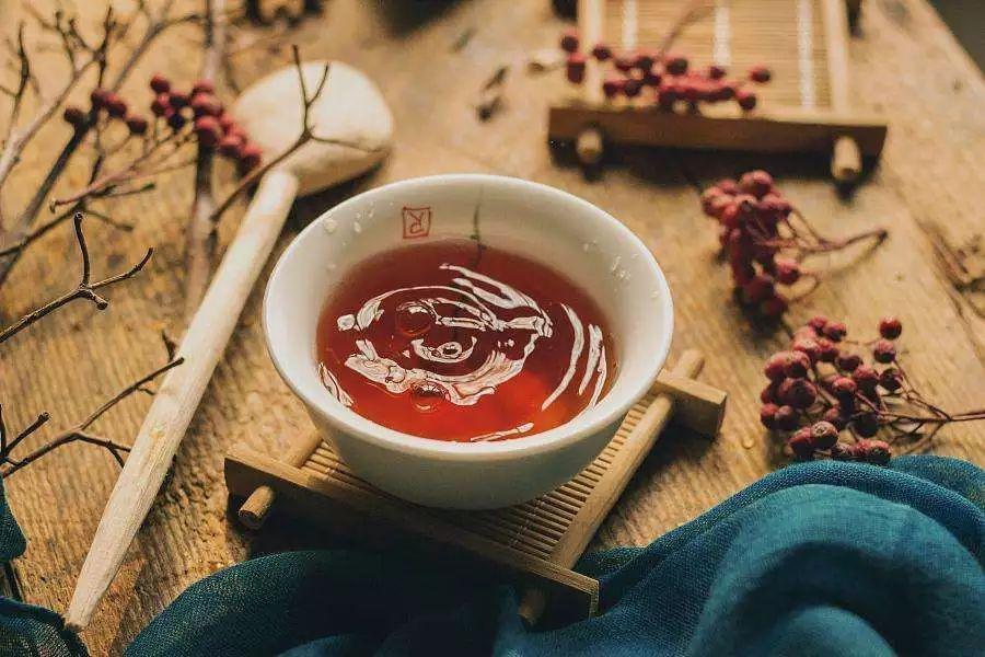 爱打扮(www.idaban.cn)，一片茶叶，无花之艳，凭什么倾国倾城？1