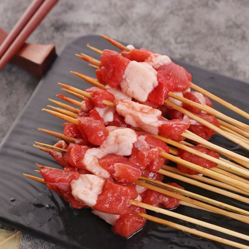 Xinjiang small meat skewers fresh meat skewers 200 skewers barbecue iron plate fried net red deadly hand skewers frozen semi-finished products