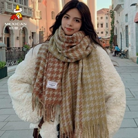 Тысячи птиц-глубоких красных