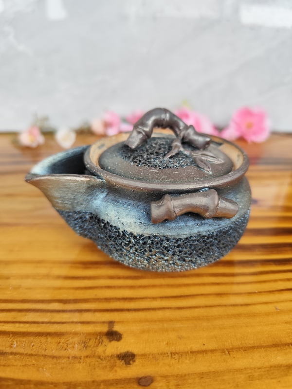 The Ice Blue Gold Clay Pot with a Steadily Rising Design, Purely Hand-Carved, Fired in a Wood-Fired Kiln, with a Capacity of 170Cc The Ice Blue Gold Clay Pot with a Steadily Rising Design, Purely Hand-Carved, Fired in a Wood-Fired Kiln, with a Capacity of 170Cc