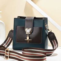 Зеленый, с медвежатами